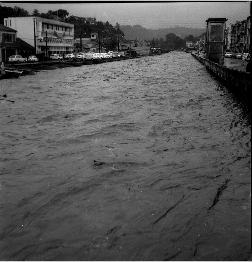 Inondations Fort-de-France canal d&eacute;bordant et rue submerg&eacute;e apr&egrave;s fortes pluies