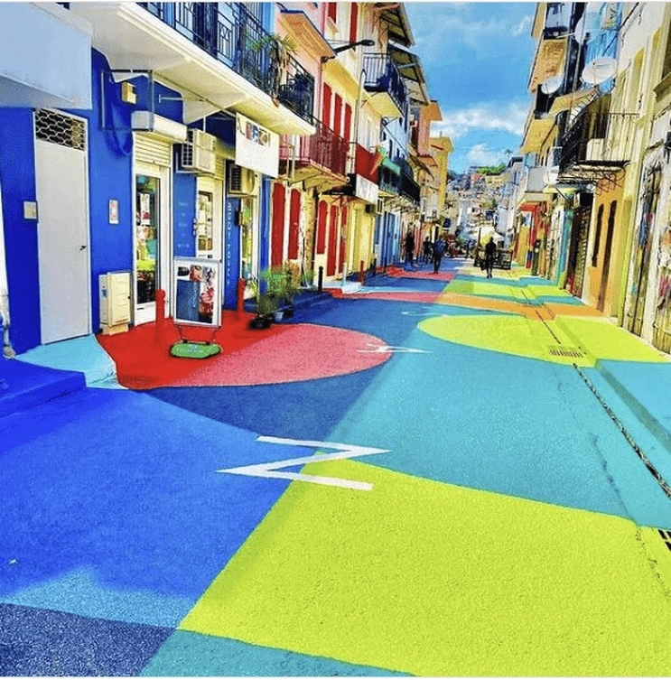 Rue r&eacute;nov&eacute;e et color&eacute;e &agrave; Fort-de-France apr&egrave;s un programme de propret&eacute; et d'embellissement urbain